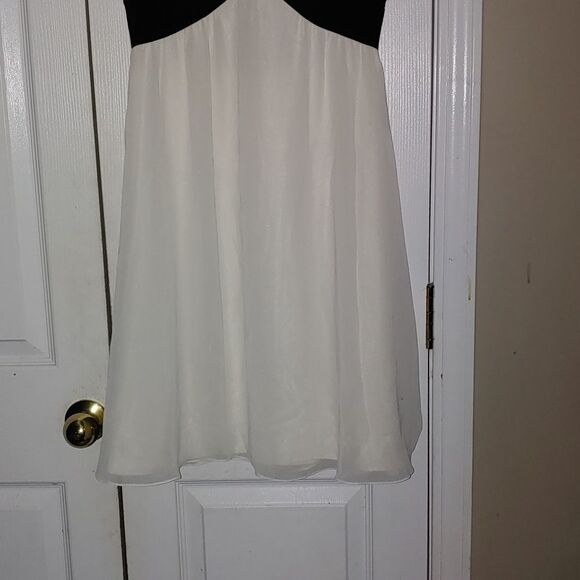 White House Black Market black white  flare dress  Sz 2 NWOT - Picture 2 of 8